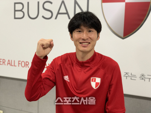 울산 떠나 부산으로…강민수 "승격해준 선수들 고마워, 팀 위해 주장 맡겠다"[현장인터뷰]