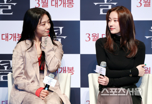 [포토] 박신혜-전종서, 전화로 연결되는 사이~