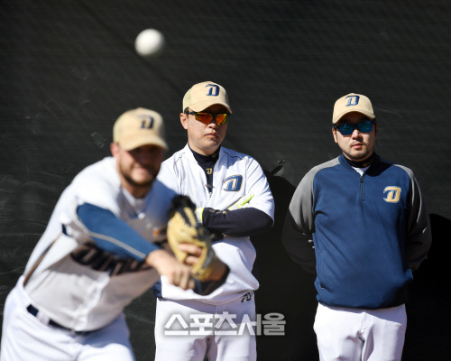 [포토] 라이트 불펜 피칭 지켜보는 이동욱 감독