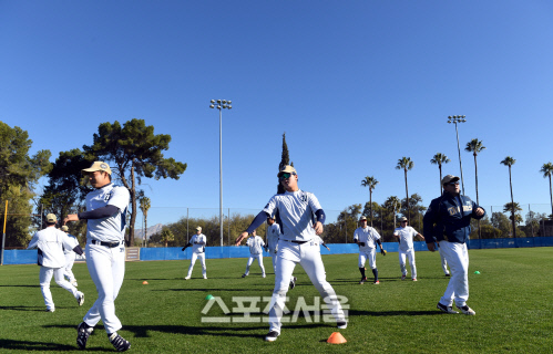 [포토] 몸 푸는 오영수-김형준-양의지