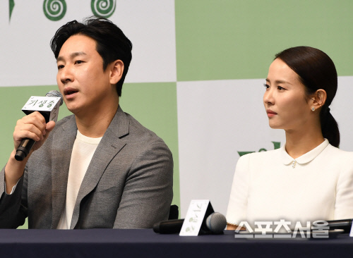 [포토] '기생충' 이선균, 영어 공부 필요성을 많이 느꼈다~?