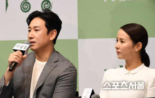 [포토] '기생충' 이선균, 감격의 기자회견~