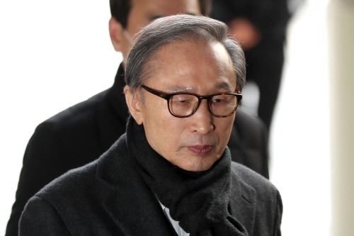 이명박, 뇌물액 늘었다. 항소심 징역 17년 구속수감