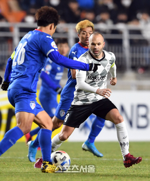 [포토]염기훈 막아서는 이니에스타(수원 삼성-비셀 고베)