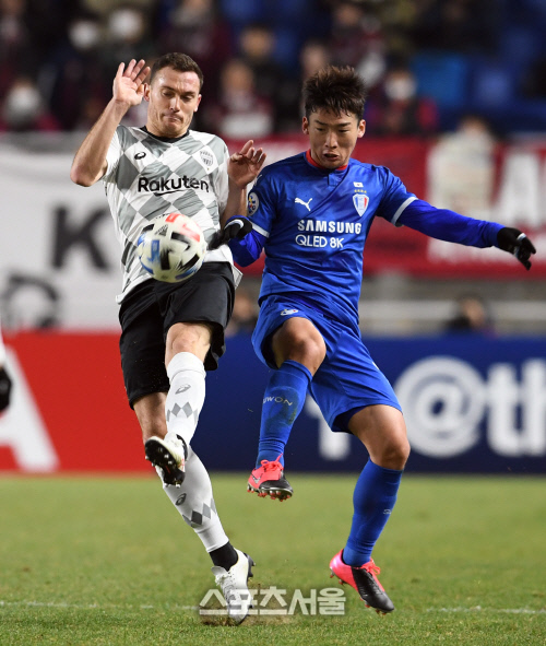 [포토]볼 다투는 베르마엘렌과 김민우(수원 삼성-비셀 고베)