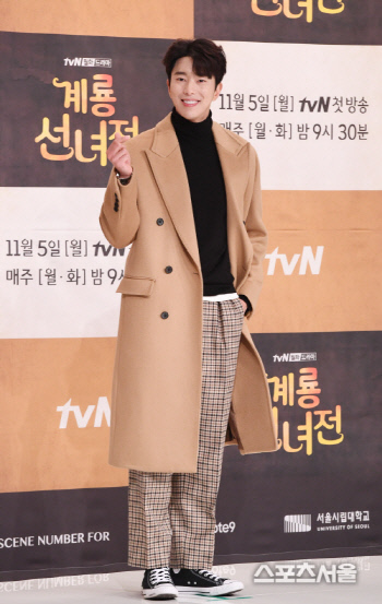 야구 유니폼을 입은 젊은 시절 윤현민
