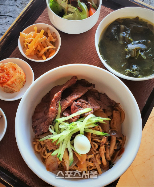 코트야드 메리어트 서울 타임스퀘어_기생충 짜파구리 세트