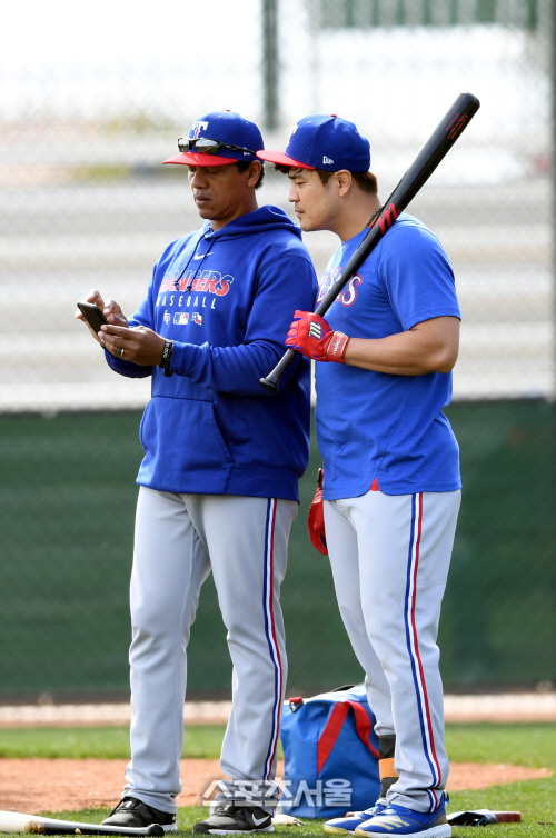 [포토] 추신수 \'타격 영상 살피며\'