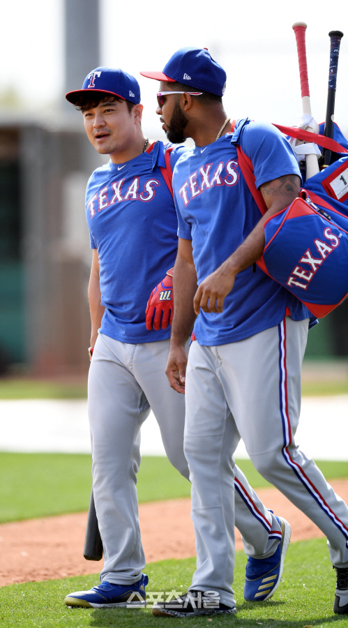 [포토] 추신수, 엘비스 앤드러스와 이야기 나누며 퇴근