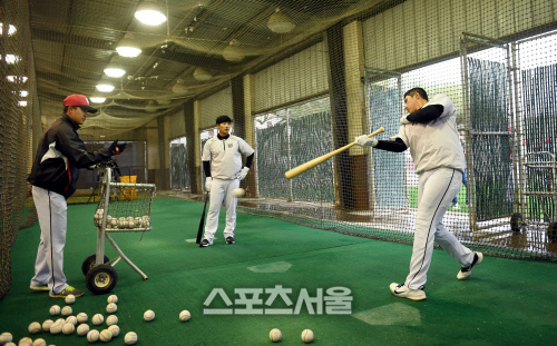 [포토] 타격 훈련하는 황재균