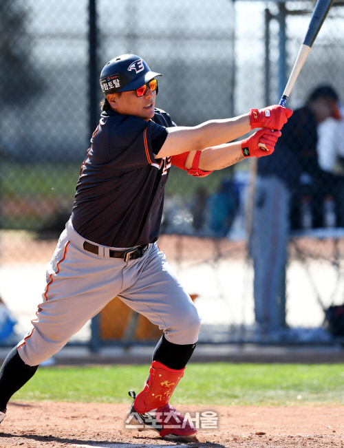 [포토] 안타 만들어 내는 김태균