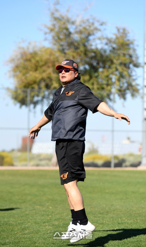 [포토] 김태균 \'가볍게\'