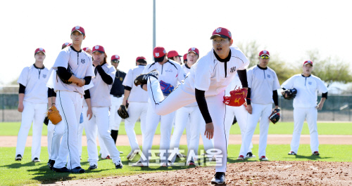 [포토] kt 기대주 소형준 \'신인의 패기로\'
