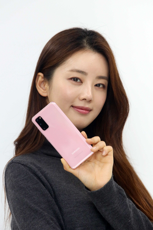 LGU+, ‘핑크’ 마케팅 통했다…온라인서 갤S20 예약가입자 중 60% 선택