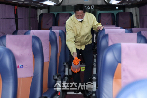 [포토뉴스]고양시장, '버스 방역'.. 신종코로나19  '市청사 열 감지카메라 발열' 체크