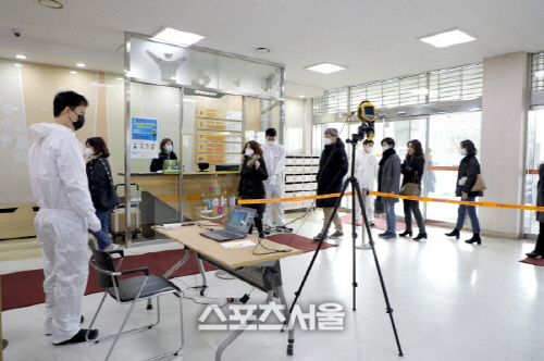 [크기변환]1. 코로나-19 관련 고양시청 발열 체크 현장(1)