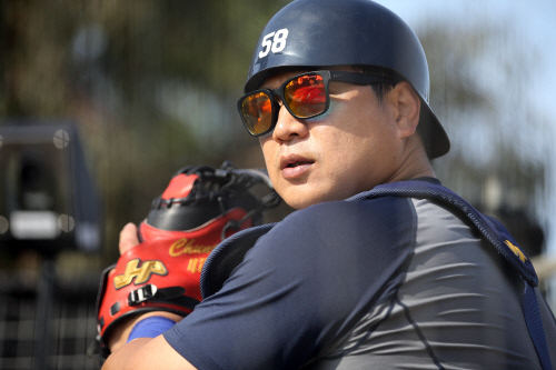 '첫 실전' 두산 정상호, 요미우리와 평가전서 솔로포[SS in 미야자키]