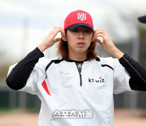 [포토] 이대은 \'머리 정리 좀 하고\'