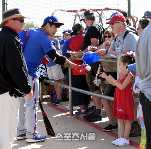 [포토] 추신수 \'귀여운 공주님, 사인 받으세요\'