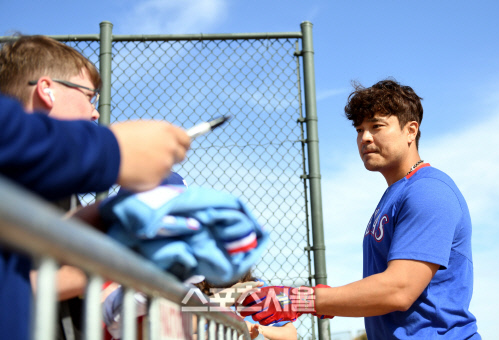 [포토] 추신수 \'사인 못 받으신 분?\'