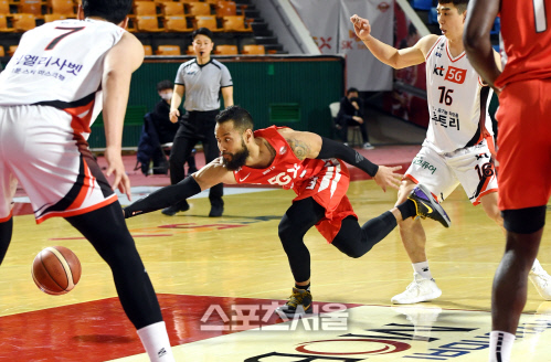 [포토]SK 전태풍, 잡아야 하는데...