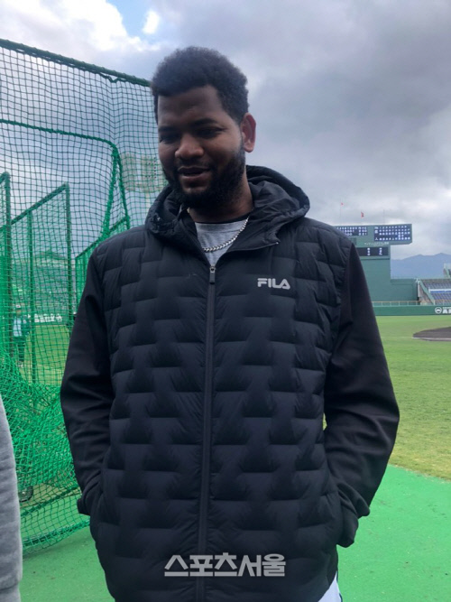  '新 복덩이' 노리는 알칸타라 "두산 수비 최고…성적 자신있다"[SS in 미야자키]