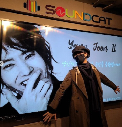 "반가운 얼굴이네요" 양준일, 자기 광고판 앞에서 인증샷 '씨익'