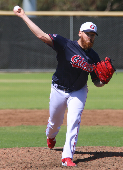 스트레일리 역투, 롯데 4차 평가전 5-4 승