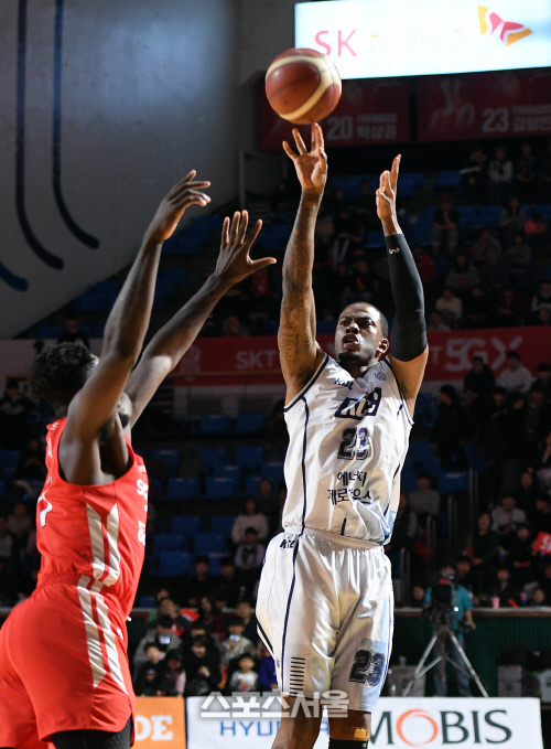 [포토]KCC 찰스 로드의 점프슛