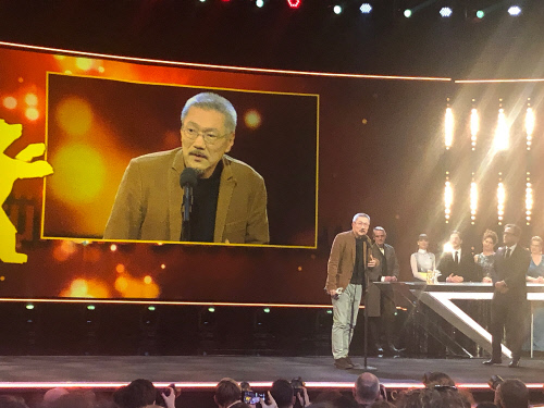 '도망친 여자' 홍상수, 베를린영화제 은곰상 감독상…"여배우에게 박수를"