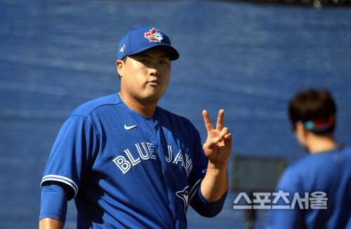 [포토] 류현진 \'그립 체크!\'