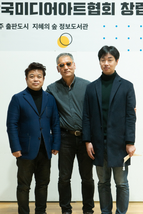 좌로부터 부이사장 한호, 이사장 김창겸, 사무총장이사 이재형