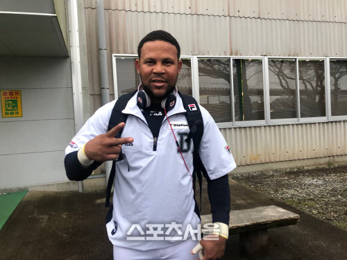 두산 복덩이 페르난데스 "부담보단 책임감, 영어보단 한국어!"[미야자키人터뷰]