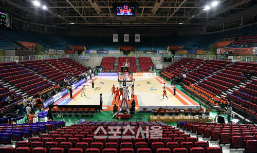 [포토] 적막한 인천 삼산체육관, 코로나19 확산 우려로 무관중 경기...