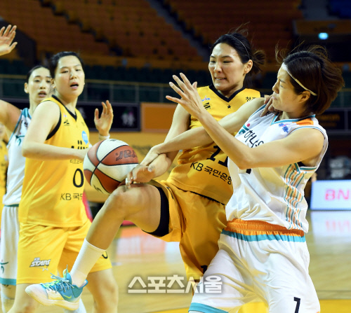 [포토] 최희진 '볼이 어디로 가는거야?'