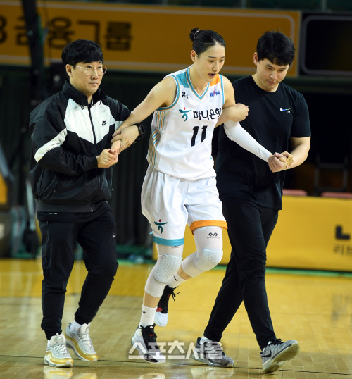 [포토] 발목 부상으로 코트 빠져나오는 강이슬