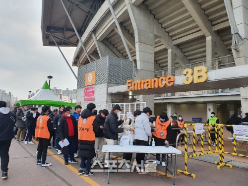 [속보]강남구 코로나19 확진자, ACL 수원-비셀고베전 관람했다