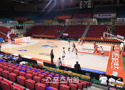 [포토] 남자프로농구도...코로나 19 유탄?