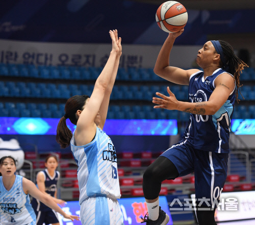 [포토] 신한은행 서덜랜드, 과감한 공격!