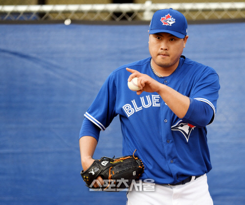 [포토] 류현진 \'이번에는 오른쪽으로\'