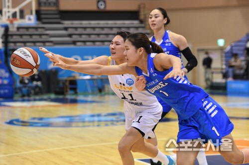 [포토] KB스타즈 최희진, 조금만 더...!