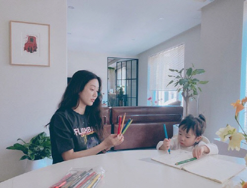 '매일집밥 매일택배' 정려원 허민 김나영, 스타들도 코로나 '집콕'일상 공감