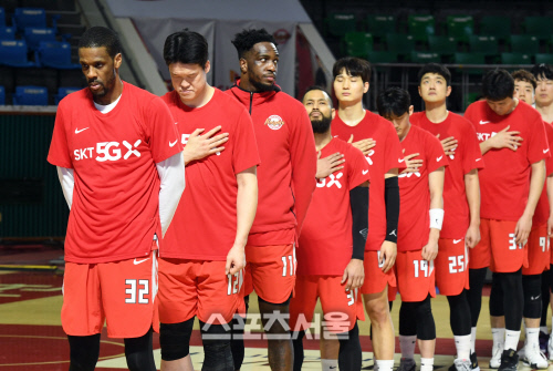 [포토]외국인선수 없는 KT 선수단 바라보는 SK의 자밀 워니