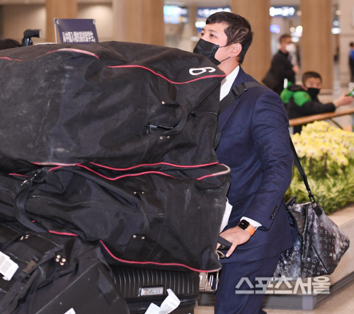 [포토] kt 황재균, 이렇게나 많은 짐을?