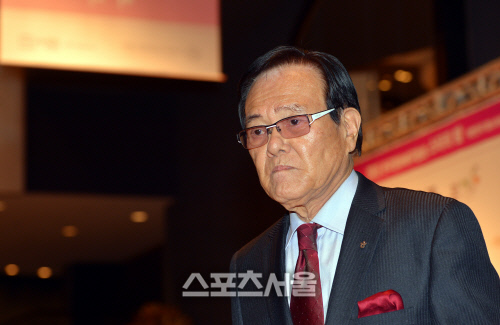 '코미디 대부' 자니윤, 미국서 별세…향년 84세