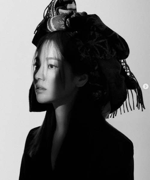 백조 VS 흑조 송혜교, 눈빛만으로도 우아한 기품 완성[★SNS]