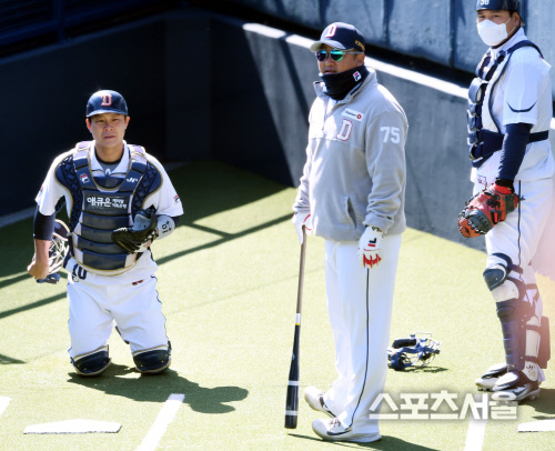 [포토] 두산 정상호-박세혁, 조인성 코치와 구슬땀!