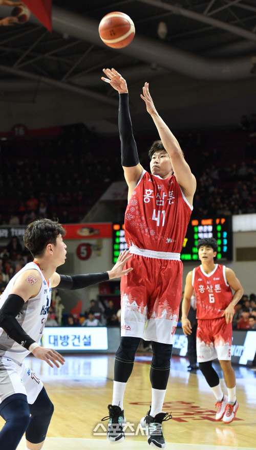 중거리슛 시도하는 오세근[포토]