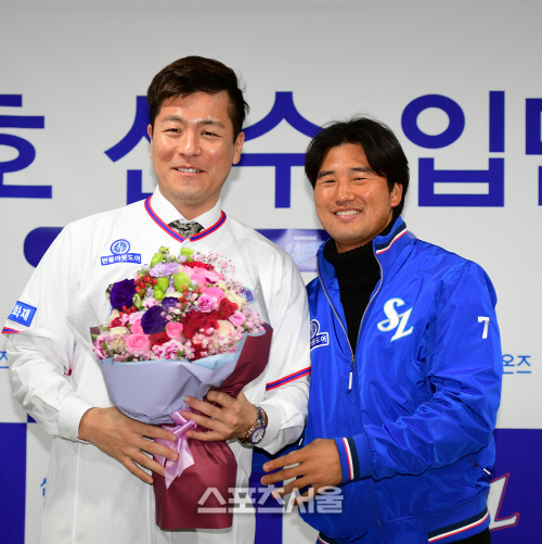 [포토] 삼성맨 강민호, 사인 주고받을 유격수 김상수와 함께