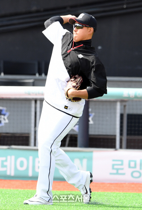 [포토]캐치볼로 몸푸는 황재균